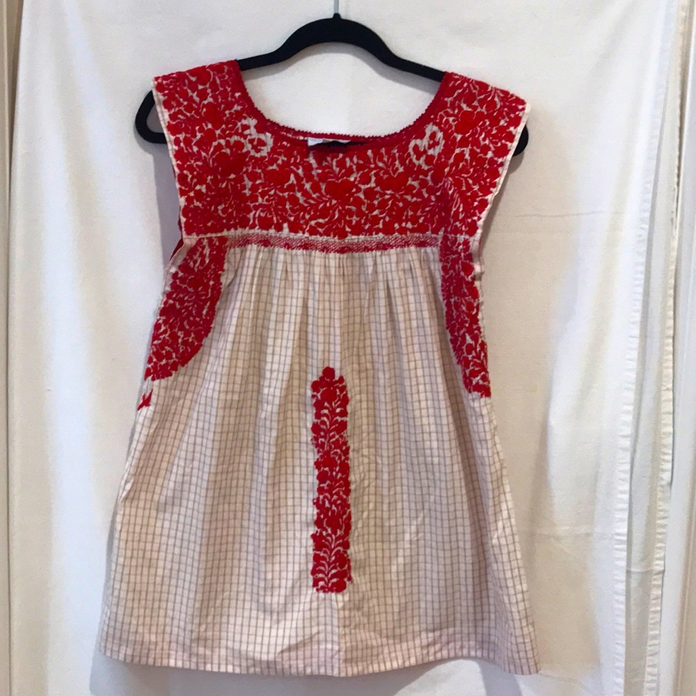 MI Golindrina flowing top with no sleeves. Embroidery details.